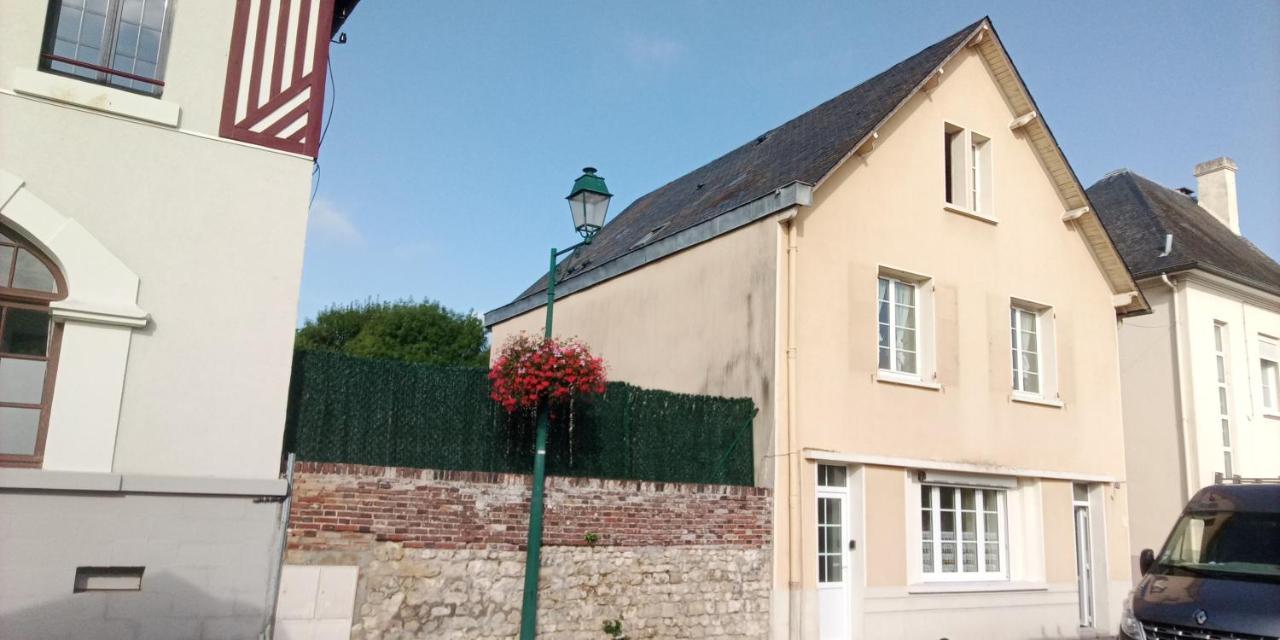 Le Plain Pied Sur Place Le Mele-sur-Sarthe Ngoại thất bức ảnh